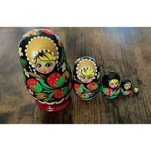 Vintage  Matryoshka Nesting Dolls Wooden Babushka 5 Dolls Set/ Made in USSR
